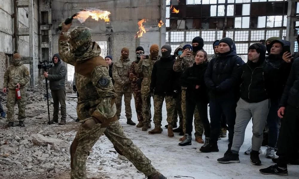 Η στιγμή που μέλη του Αζόφ ανατινάζουν γέφυρα για να μην εφοδιαστούν οι Ρώσοι (Βίντεο)